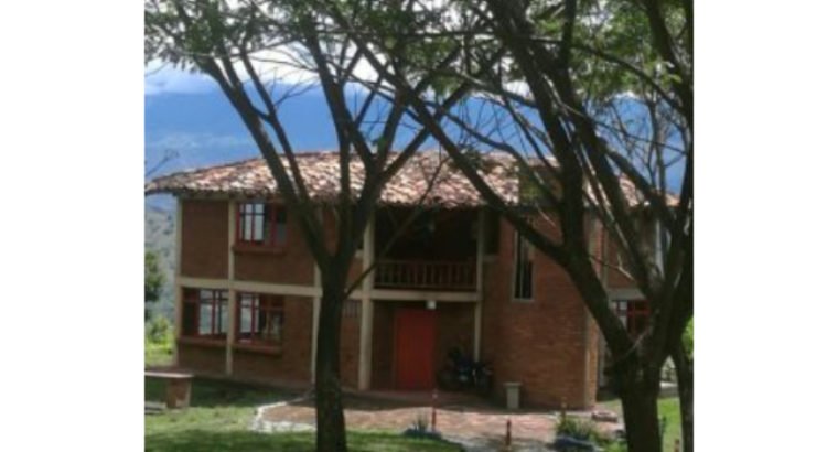 Se vende finca de 9 hectáreas, dos casas