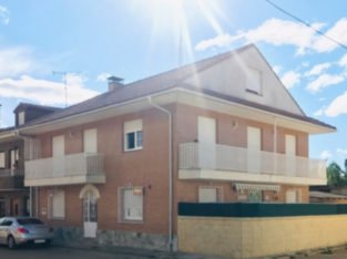 SE VENDE CASA. – CENTRO DEL PUEBLO.