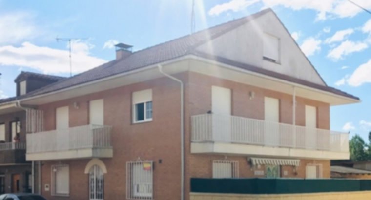 SE VENDE CASA. – CENTRO DEL PUEBLO.