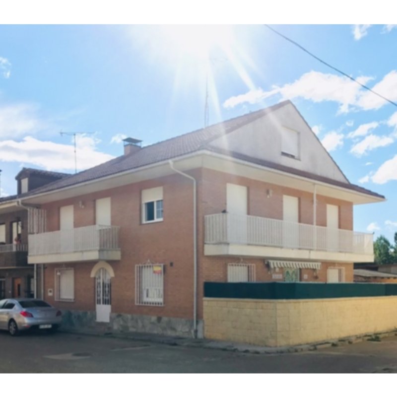 SE VENDE CASA. – CENTRO DEL PUEBLO.