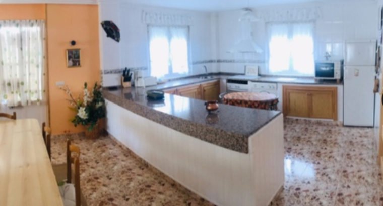 SE VENDE CASA. – CENTRO DEL PUEBLO.
