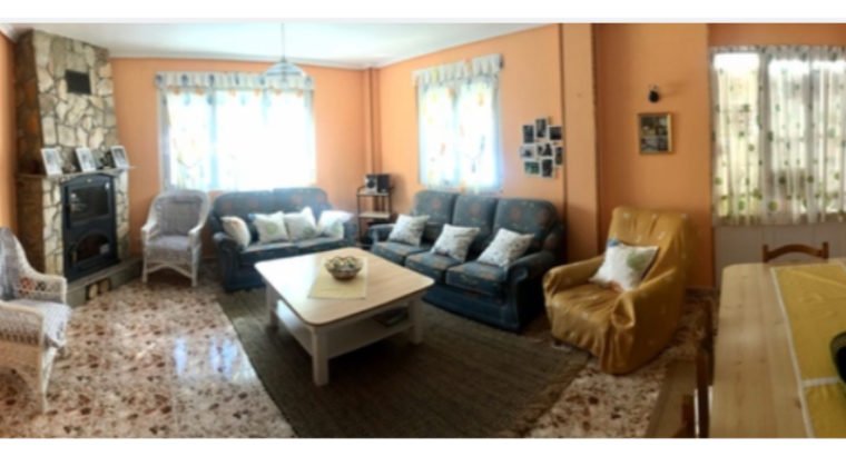 SE VENDE CASA. – CENTRO DEL PUEBLO.