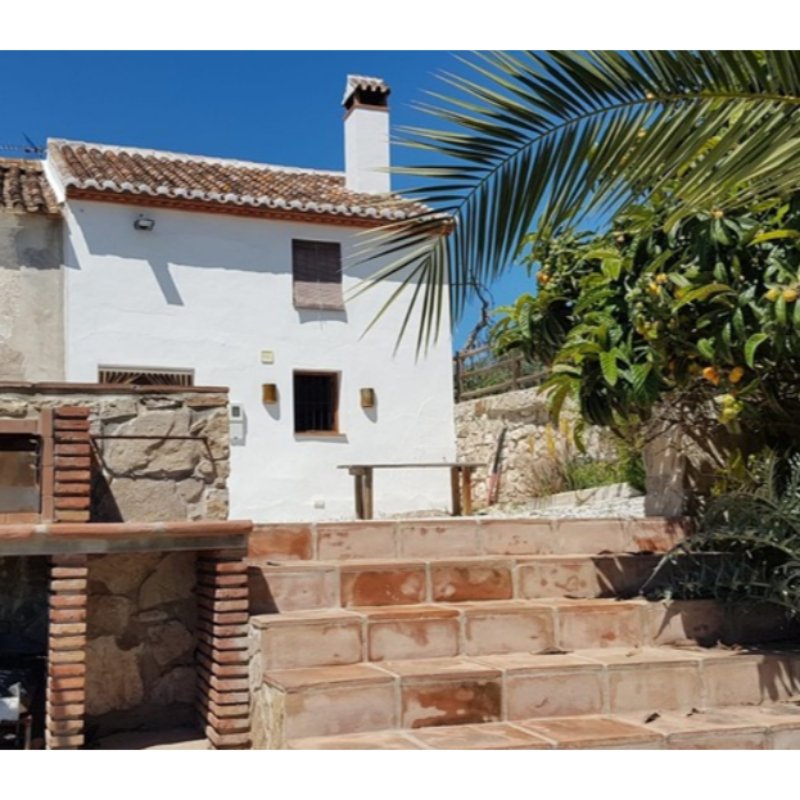 FINCA EN COMARES