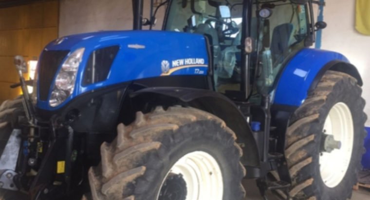 SE VENDE NEW HOLLAND – T7. 220