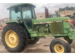 JHON DEER 4240 – 4X2 TRACTOR