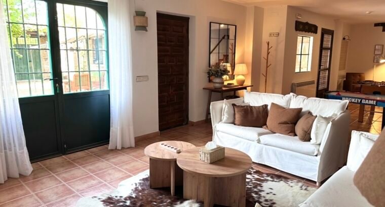 Gran casa hotel rural con patio y jardín